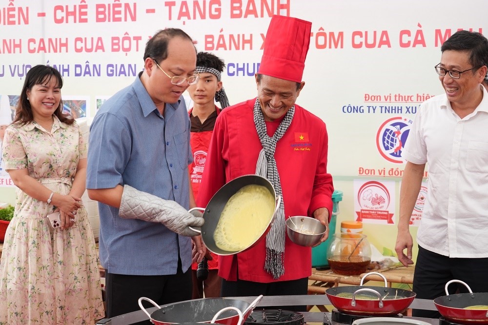 Bí thư Tỉnh ủy Nguyễn Hồ Hải (thứ 2 từ trái qua) trải nghiệm chế biến bánh xèo cùng các nghệ nhân tại sự kiện. Ảnh: camau.gov.vn Bí thư Tỉnh ủy Nguyễn Hồ Hải (thứ 2 từ trái qua) trải nghiệm chế biến bánh xèo cùng các nghệ nhân tại sự kiện. Ảnh: camau.gov.vn