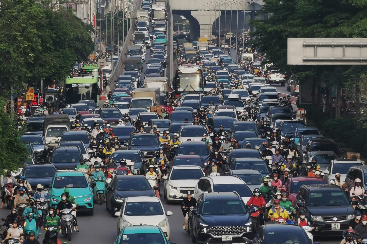 thành phố Hà Nội: Dòng người hối hả về quê nghỉ lễ 30/4