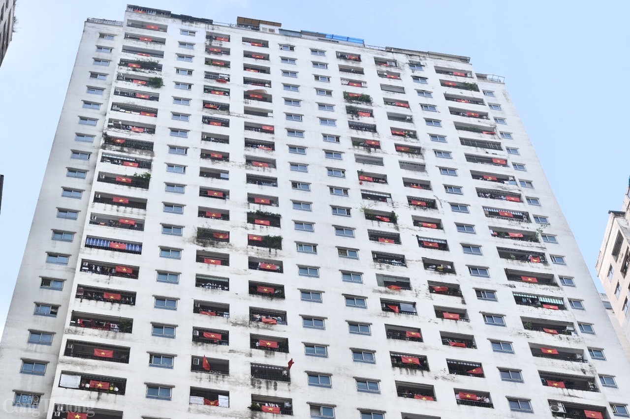 Tình yêu nước to lớn qua những ô ban công nho nhỏ