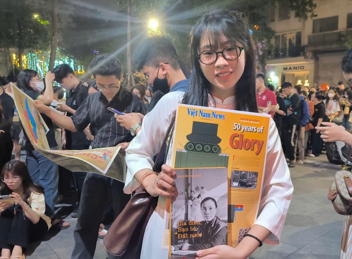 Giới trẻ háo hức sở hữu poster xe tăng 390 ngày 30/4/1975