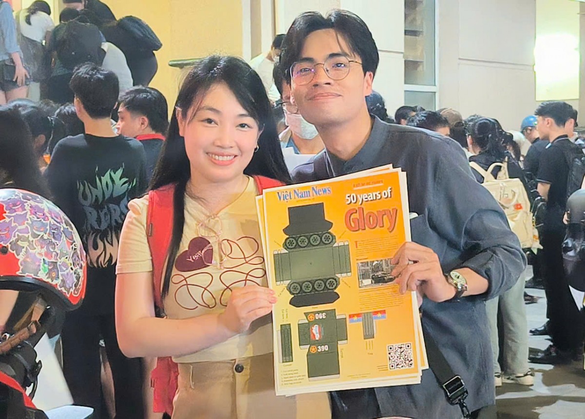 Giới trẻ háo hức sở hữu poster xe tăng 390 ngày 30/4/1975