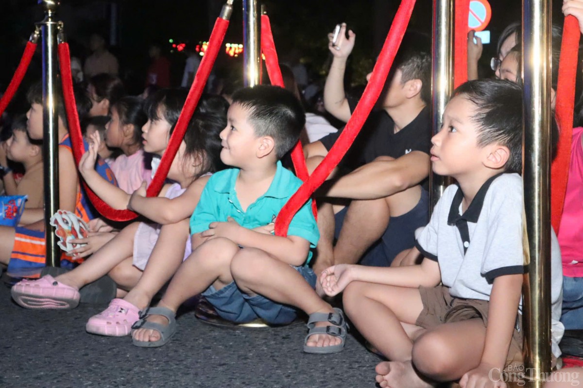 Các em nhỏ theo dõi buổi trình chiếu