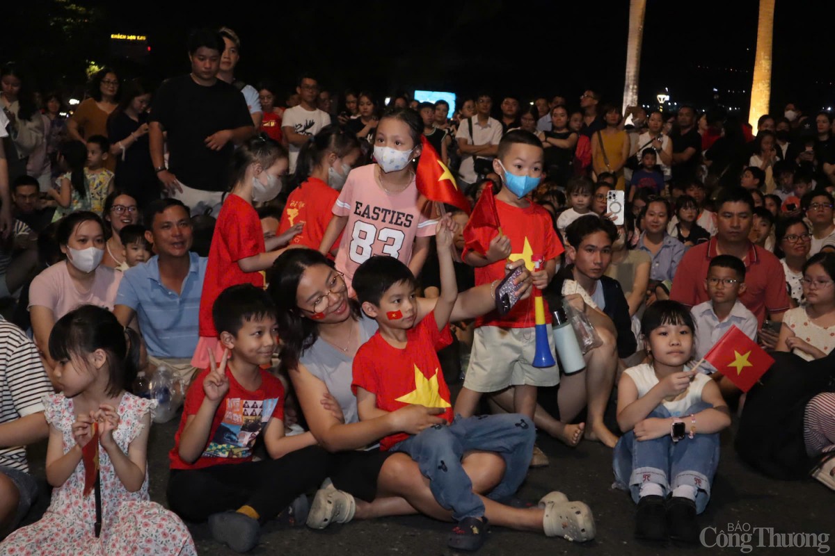 Hàng nghìn người dân đổ về bảo tàng Đà Nẵng để xem trình chiếu phim 3D tái hiện các thời kỳ phát triển của thành phố Đà Nẵng