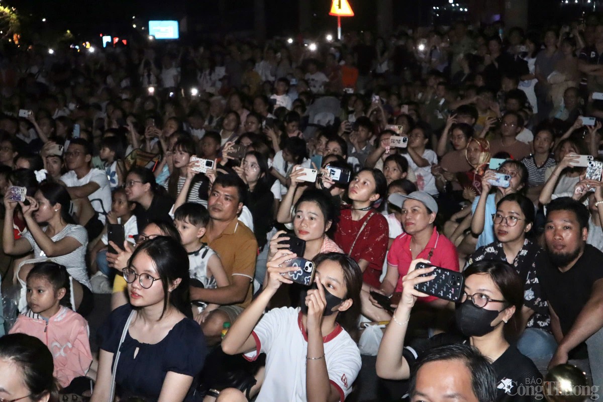 Người dân cùng nhau ghi lại những khoảnh khắc đẹp đẽ tại buổi trình chiếu