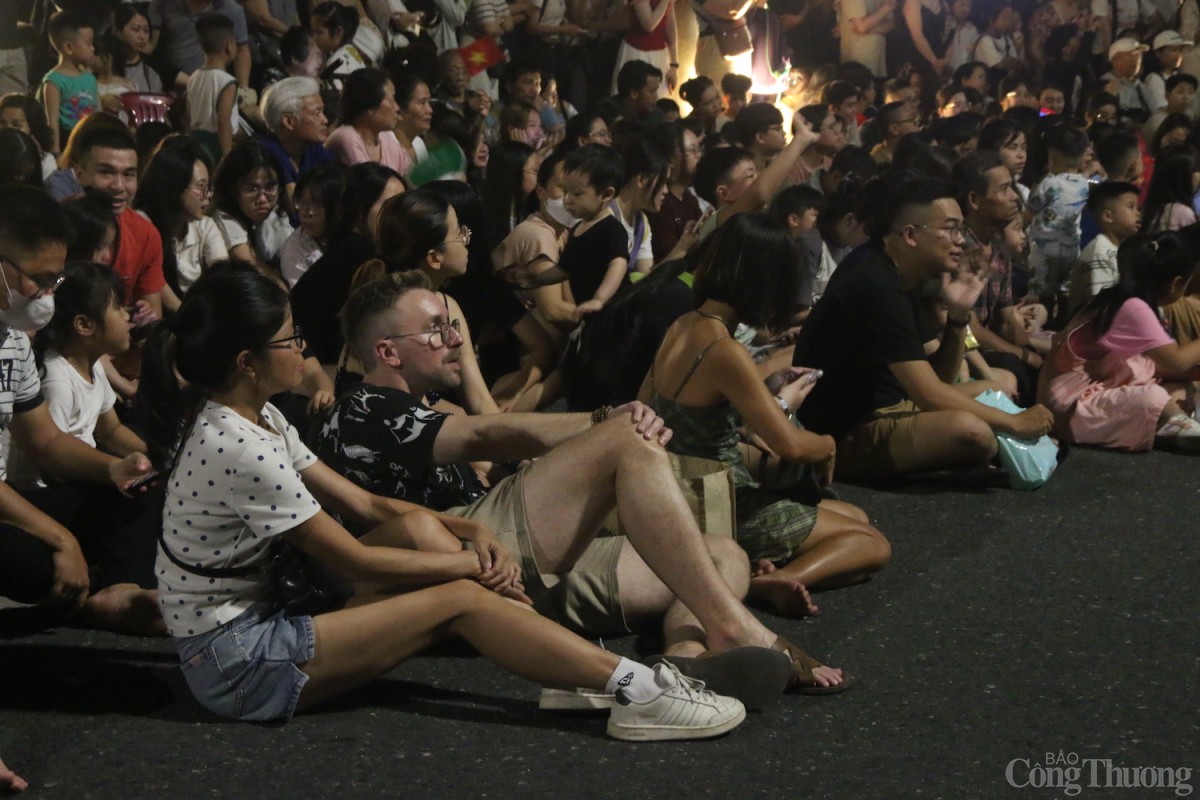 Du khách hòa mình trong không khí lễ hội sôi động tại Bảo tàng Đà Nẵng.