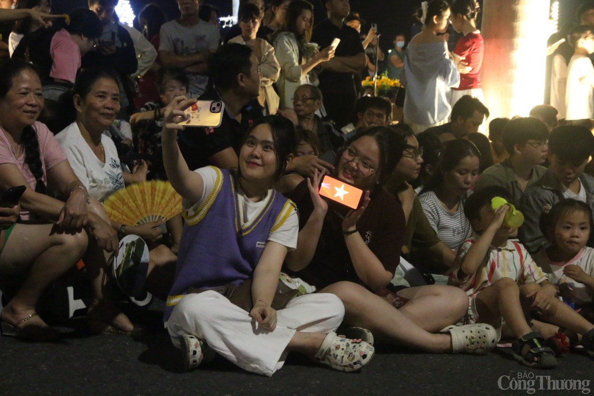 Các bạn trẻ hào hứng ghi lại khoảnh khắc kỷ niệm trong chương trình trình chiếu phim 3D Mapping tại Bảo tàng Đà Nẵng