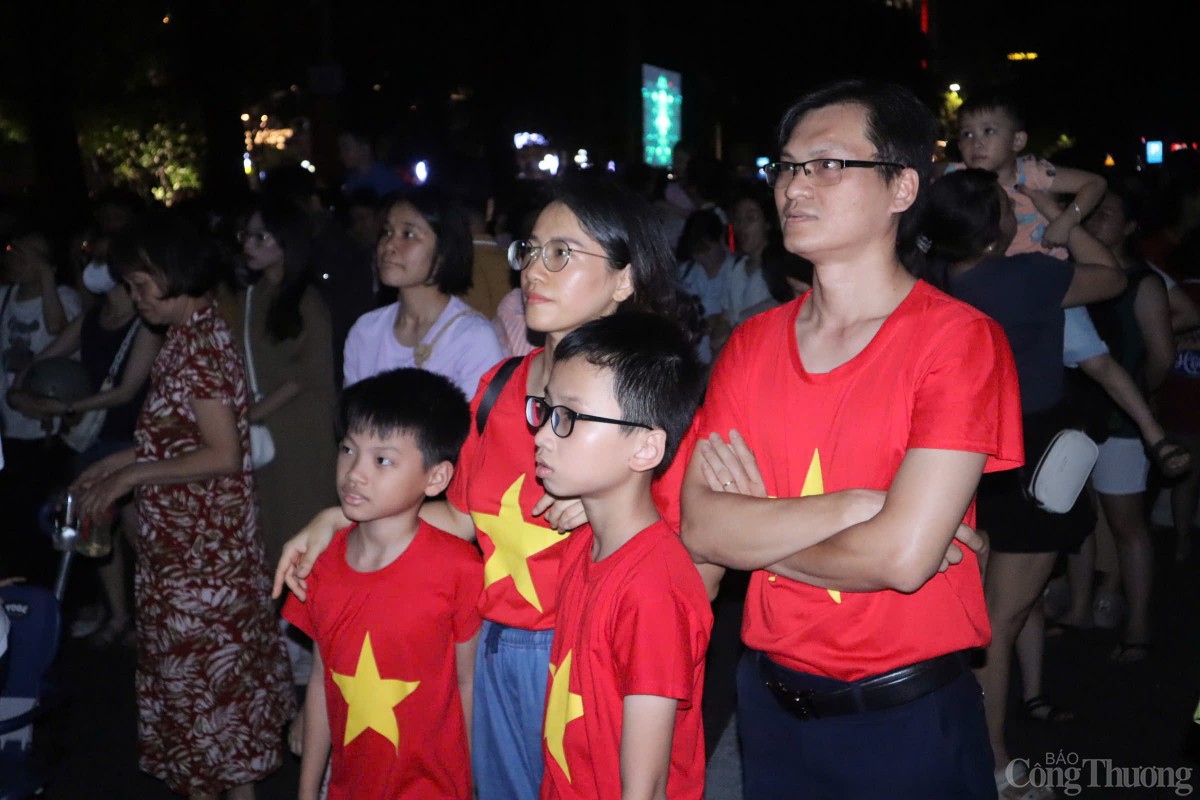 Người dân theo dõi chương trình Mapping 3D kể chuyện về Đà Nẵng