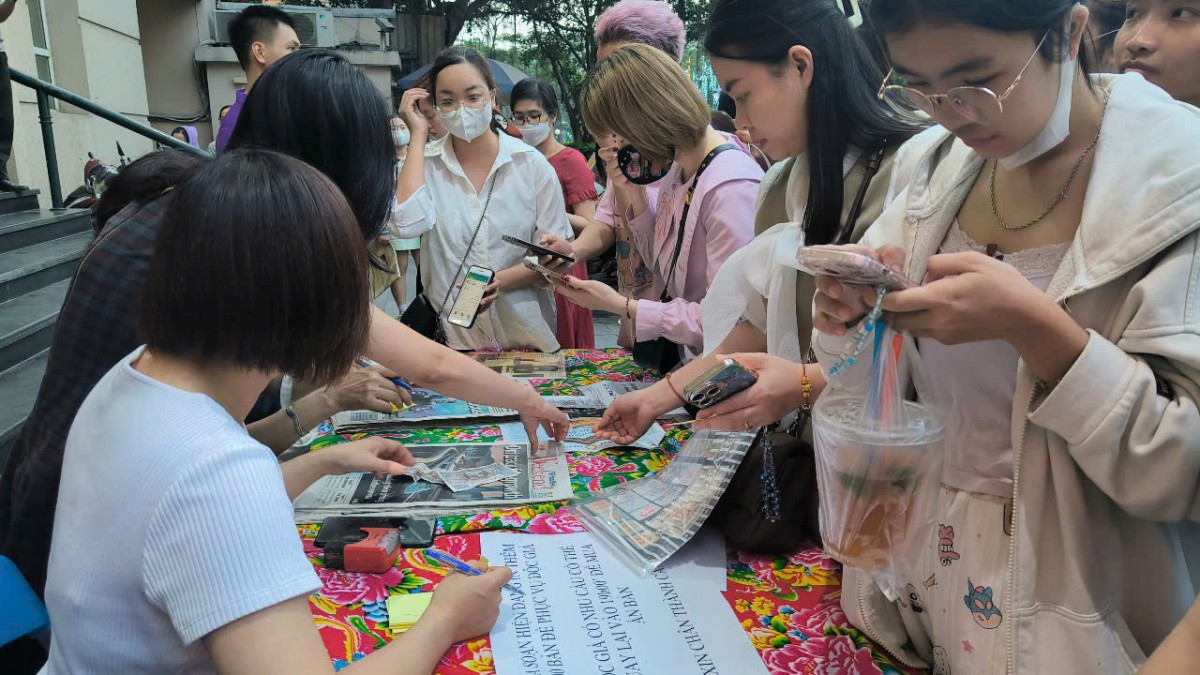 Giới trẻ háo hức sở hữu poster xe tăng 390 ngày 30/4/1975