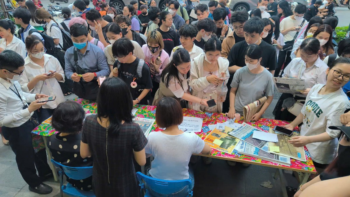 Giới trẻ háo hức sở hữu poster xe tăng 390 ngày 30/4/1975