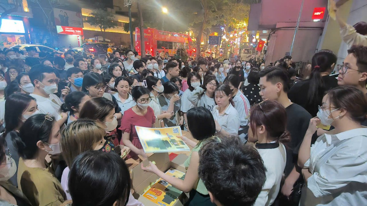 Giới trẻ háo hức sở hữu poster xe tăng 390 ngày 30/4/1975