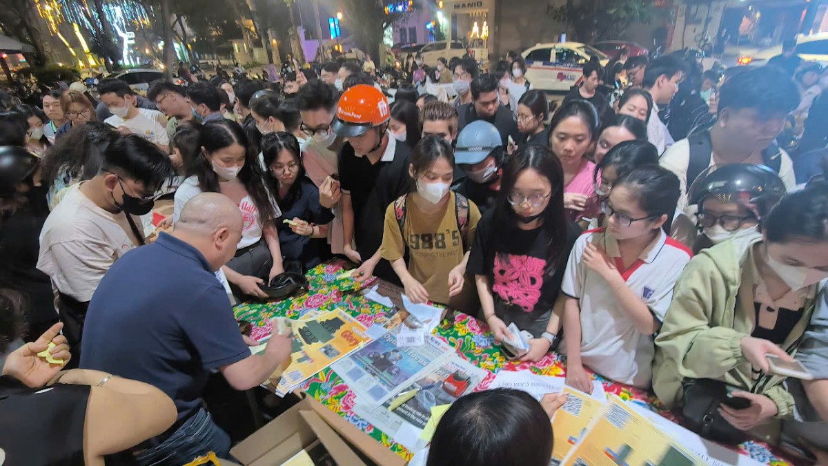 Giới trẻ háo hức sở hữu poster xe tăng 390 ngày 30/4/1975