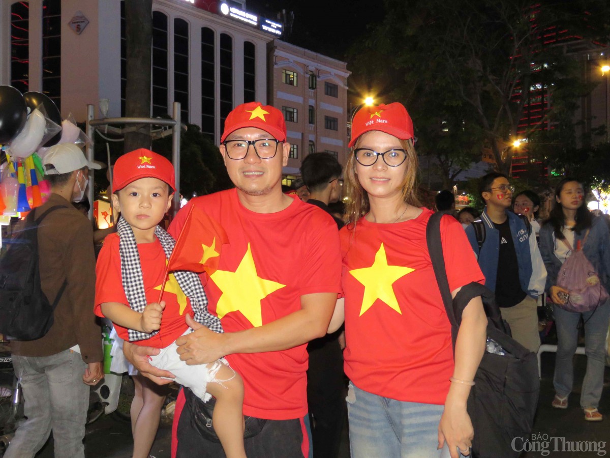 ‘Biệt đội nhí’ xuyên đêm cùng bố mẹ xem mừng lễ 30/4