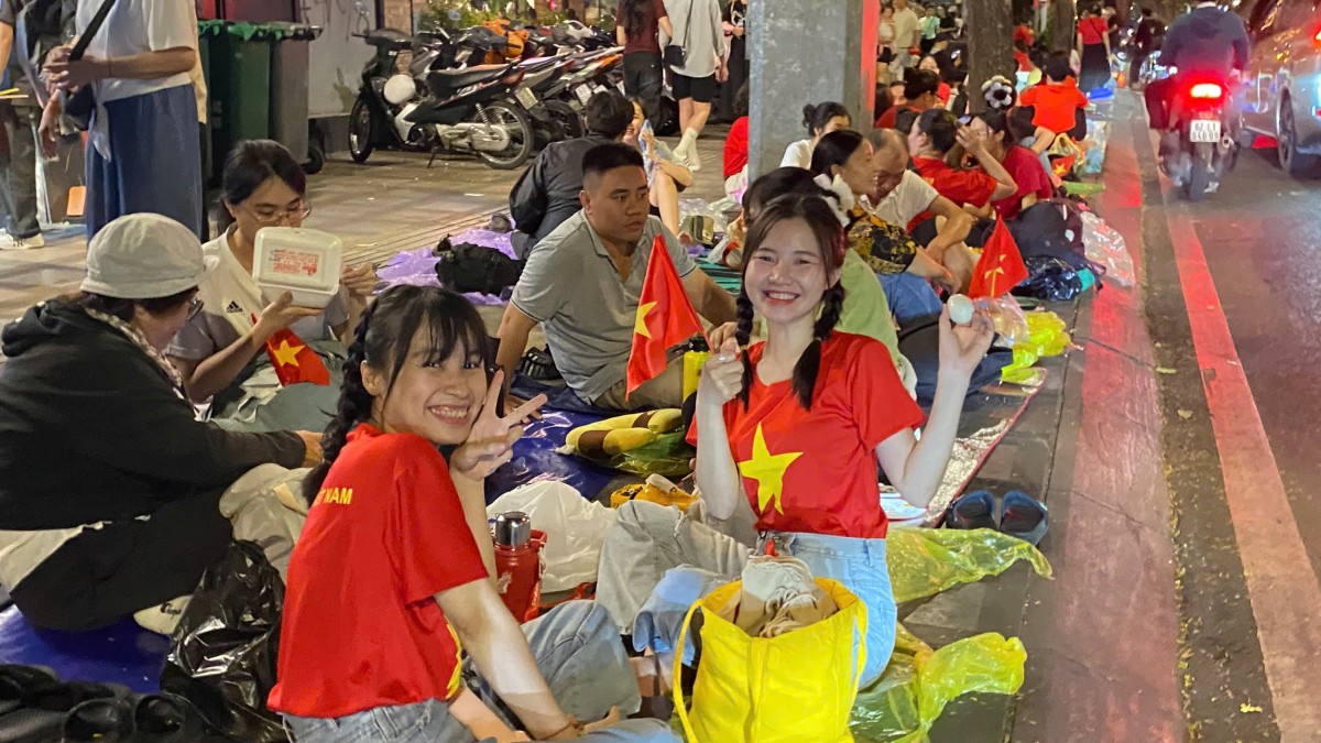 TP. Hồ Chí Minh: Người dân không ngủ chờ mừng đại lễ TP. Hồ Chí Minh: Người dân không ngủ chờ mừng đại lễ