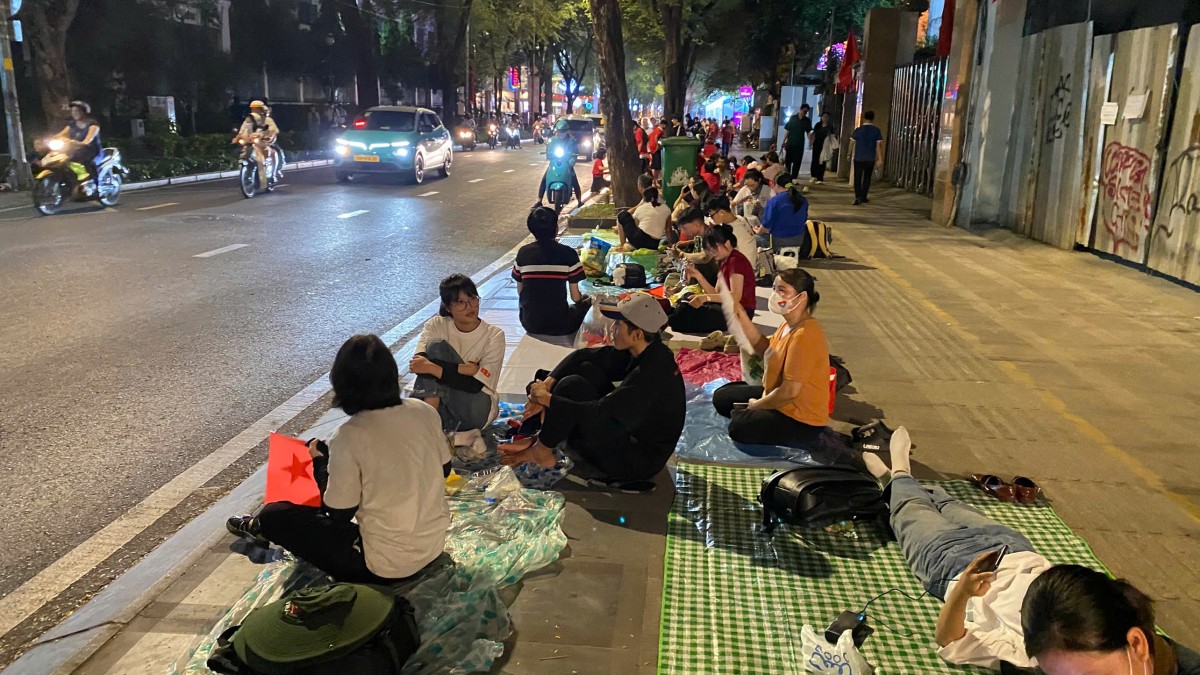 TP. Hồ Chí Minh: Người dân không ngủ chờ mừng đại lễ TP. Hồ Chí Minh: Người dân không ngủ chờ mừng đại lễ