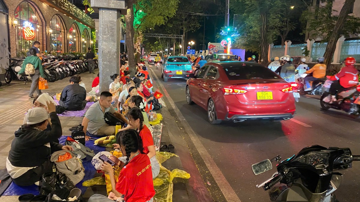 TP. Hồ Chí Minh: Người dân không ngủ chờ mừng đại lễ TP. Hồ Chí Minh: Người dân không ngủ chờ mừng đại lễ
