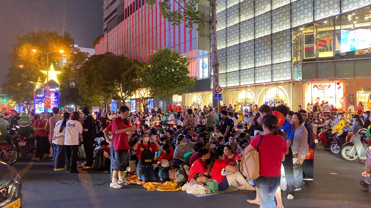 TP. Hồ Chí Minh: Người dân không ngủ chờ mừng đại lễ TP. Hồ Chí Minh: Người dân không ngủ chờ mừng đại lễ