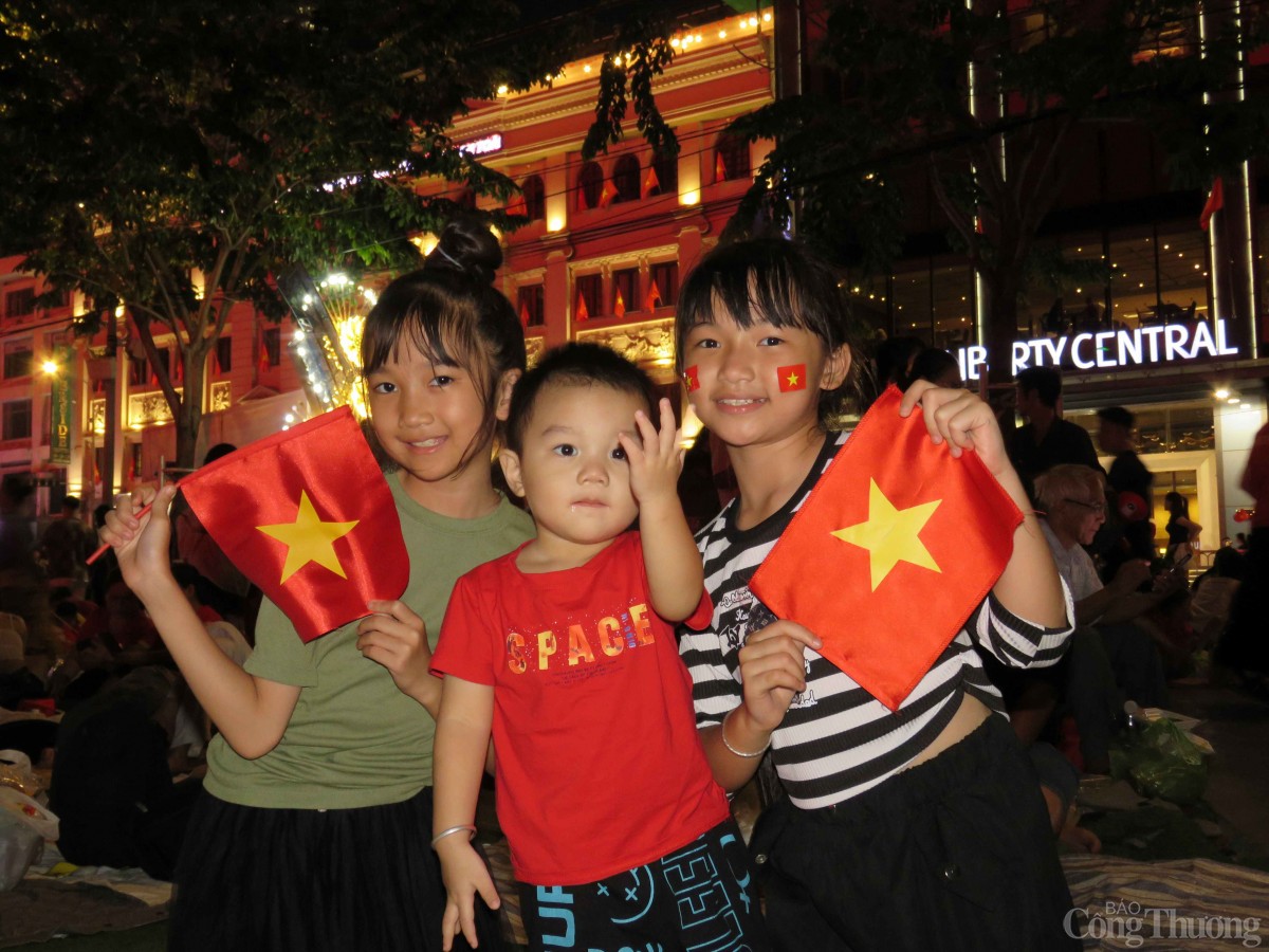 ‘Biệt đội nhí’ xuyên đêm cùng bố mẹ xem mừng lễ 30/4