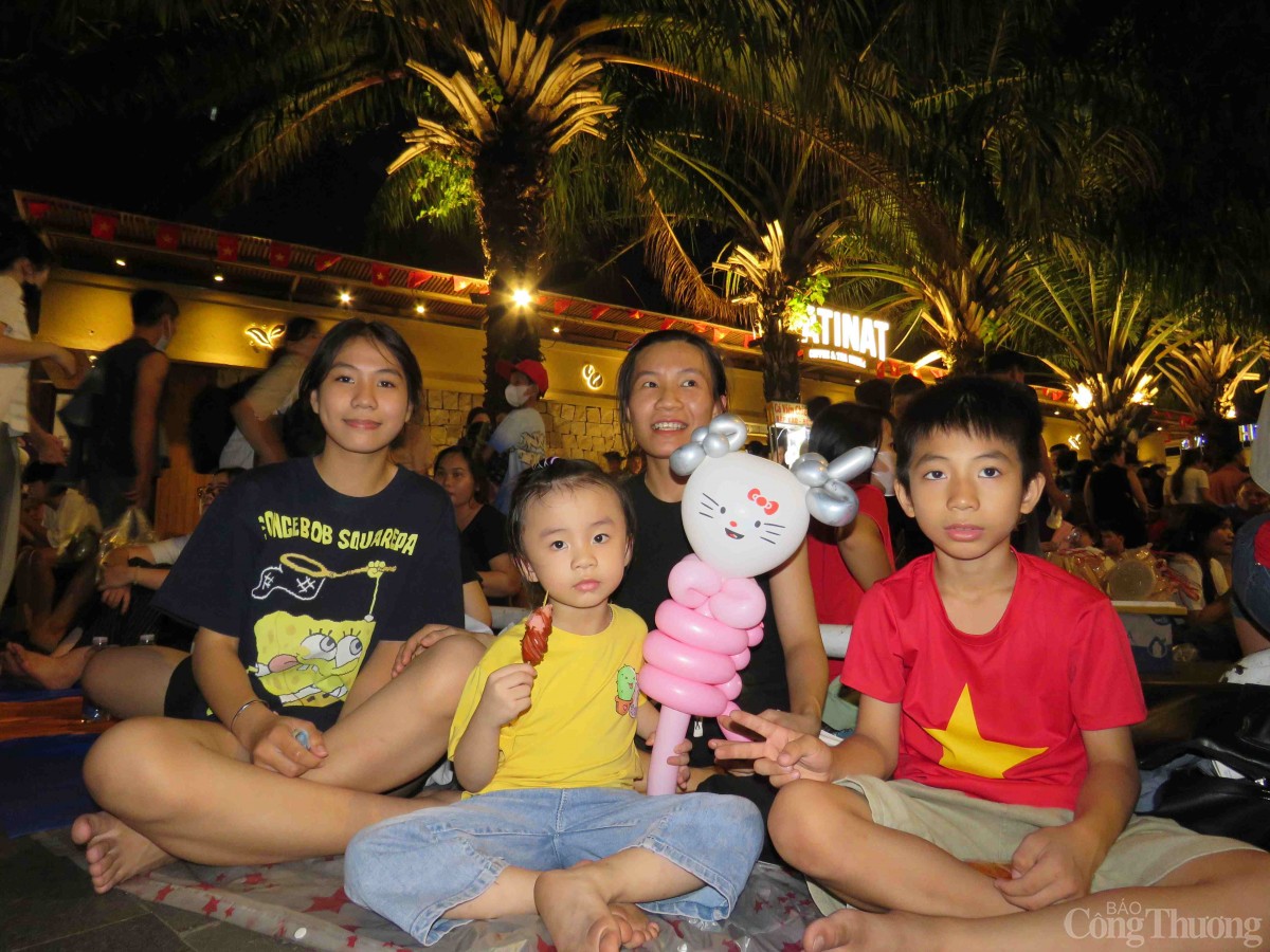 ‘Biệt đội nhí’ xuyên đêm cùng bố mẹ xem mừng lễ 30/4