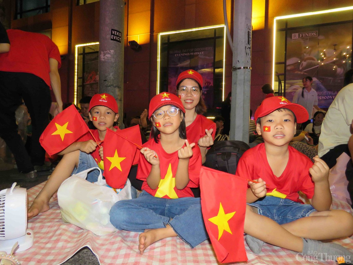 ‘Biệt đội nhí’ xuyên đêm cùng bố mẹ xem mừng lễ 30/4