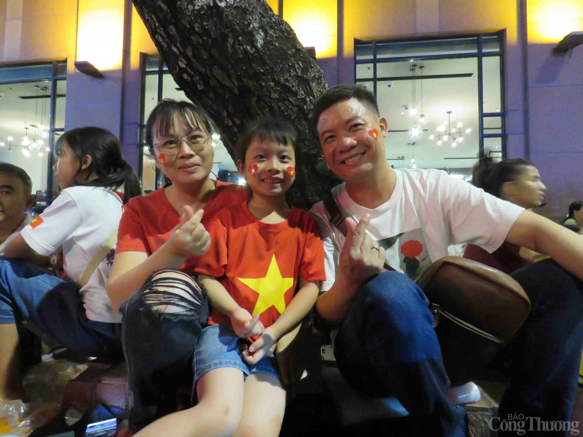 ‘Biệt đội nhí’ xuyên đêm cùng bố mẹ xem mừng lễ 30/4