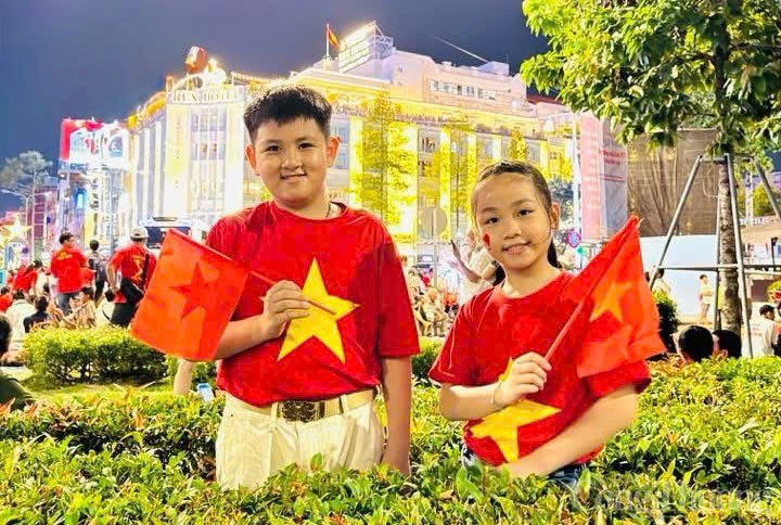 ‘Biệt đội nhí’ xuyên đêm cùng bố mẹ xem mừng lễ 30/4