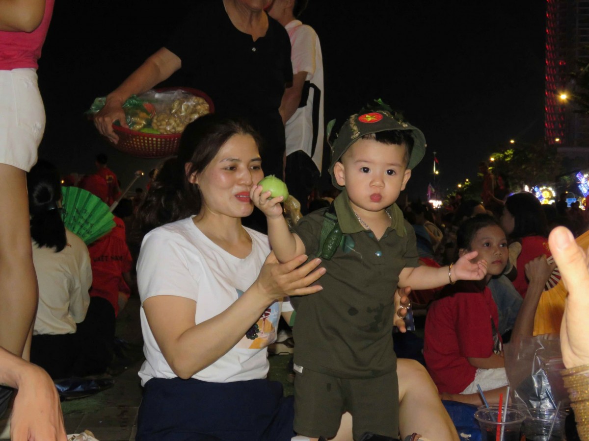 TP. Hồ Chí Minh: Người dân không ngủ chờ mừng đại lễ TP. Hồ Chí Minh: Người dân không ngủ chờ mừng đại lễ