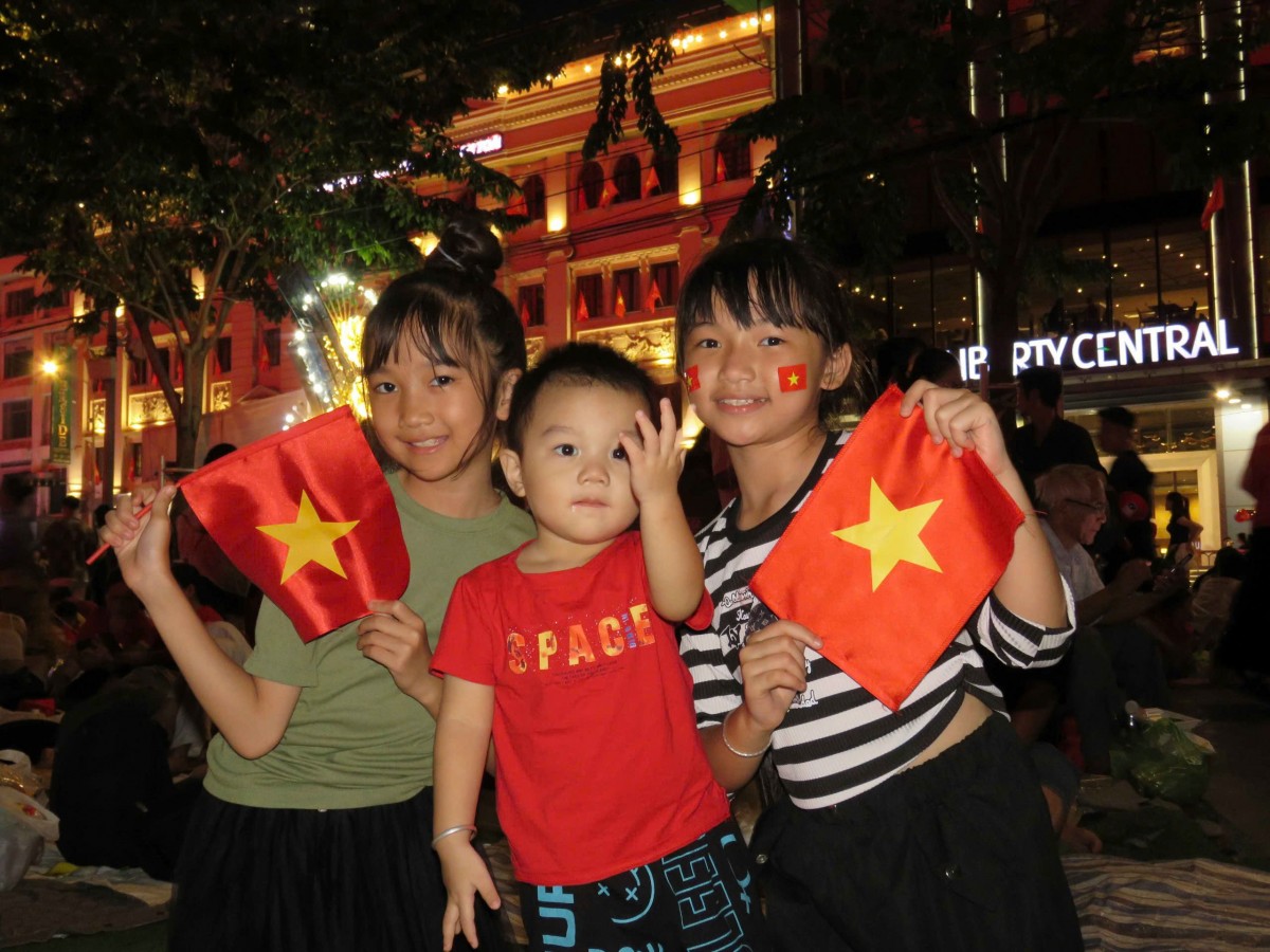 TP. Hồ Chí Minh: Người dân không ngủ chờ mừng đại lễ TP. Hồ Chí Minh: Người dân không ngủ chờ mừng đại lễ