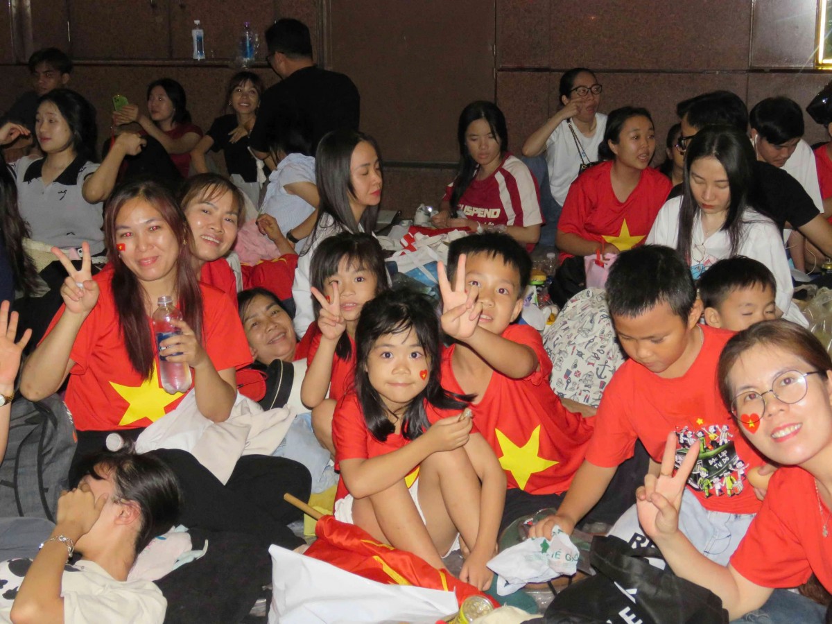 TP. Hồ Chí Minh: Người dân không ngủ chờ mừng đại lễ TP. Hồ Chí Minh: Người dân không ngủ chờ mừng đại lễ