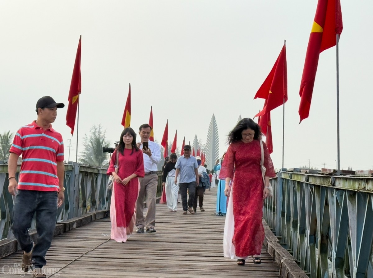 undefined Người dân tham quan di tích cầu Hiền Lương