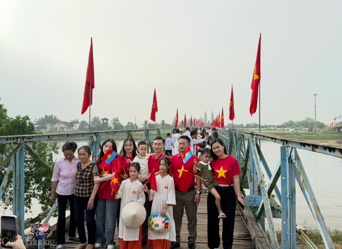undefined Người dân chụp hình lưu niệm tại Di tích Quốc gia đặc biệt Đôi bờ Hiền Lương - Bến Hải, huyện Vĩnh Linh, tỉnh Quảng Trị.