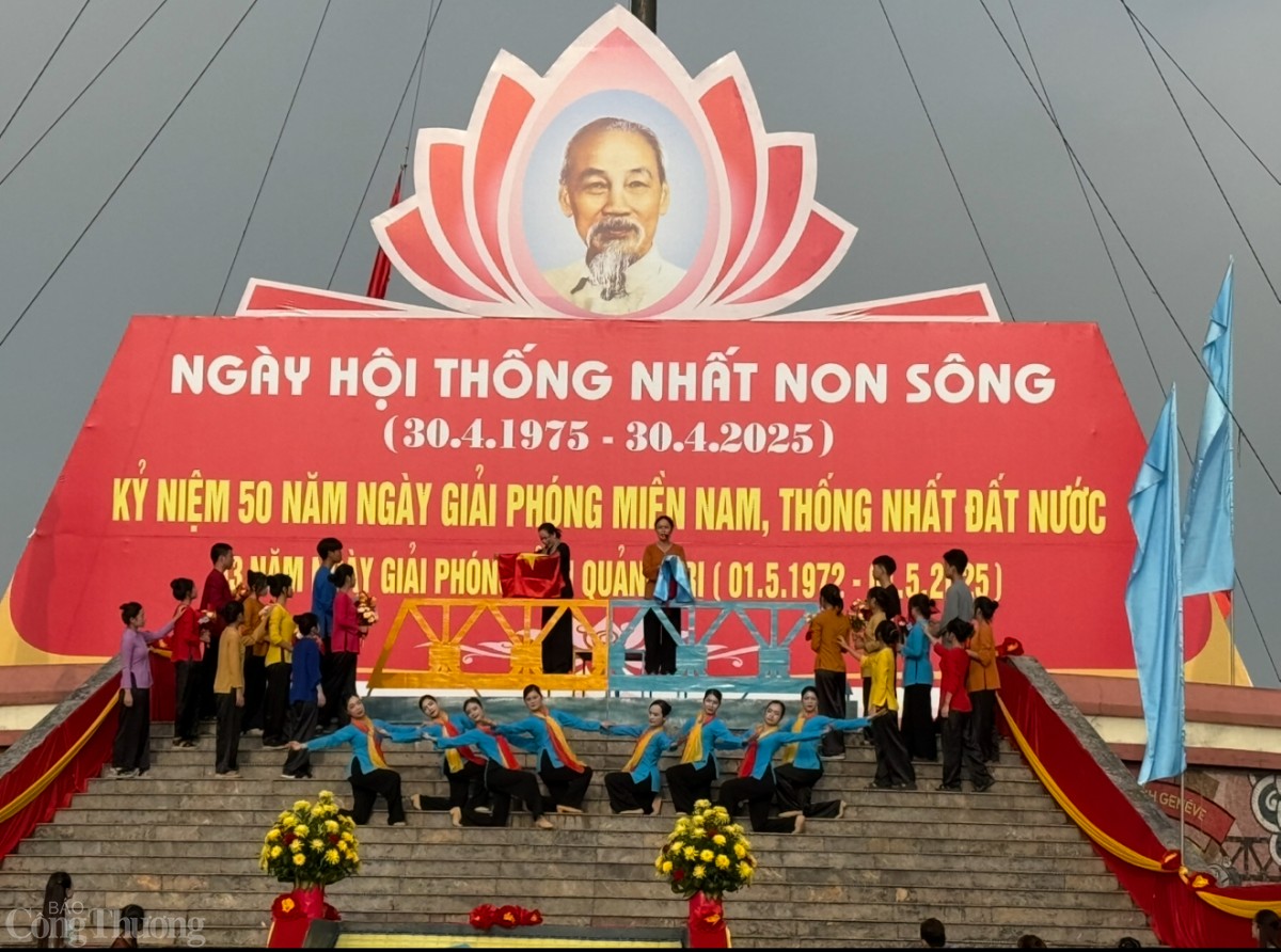 undefined Các tiết mục văn nghệ thể hiện tình yêu Tổ quốc bao la và yêu chuộng hoà bình của dân tộc Việt Nam