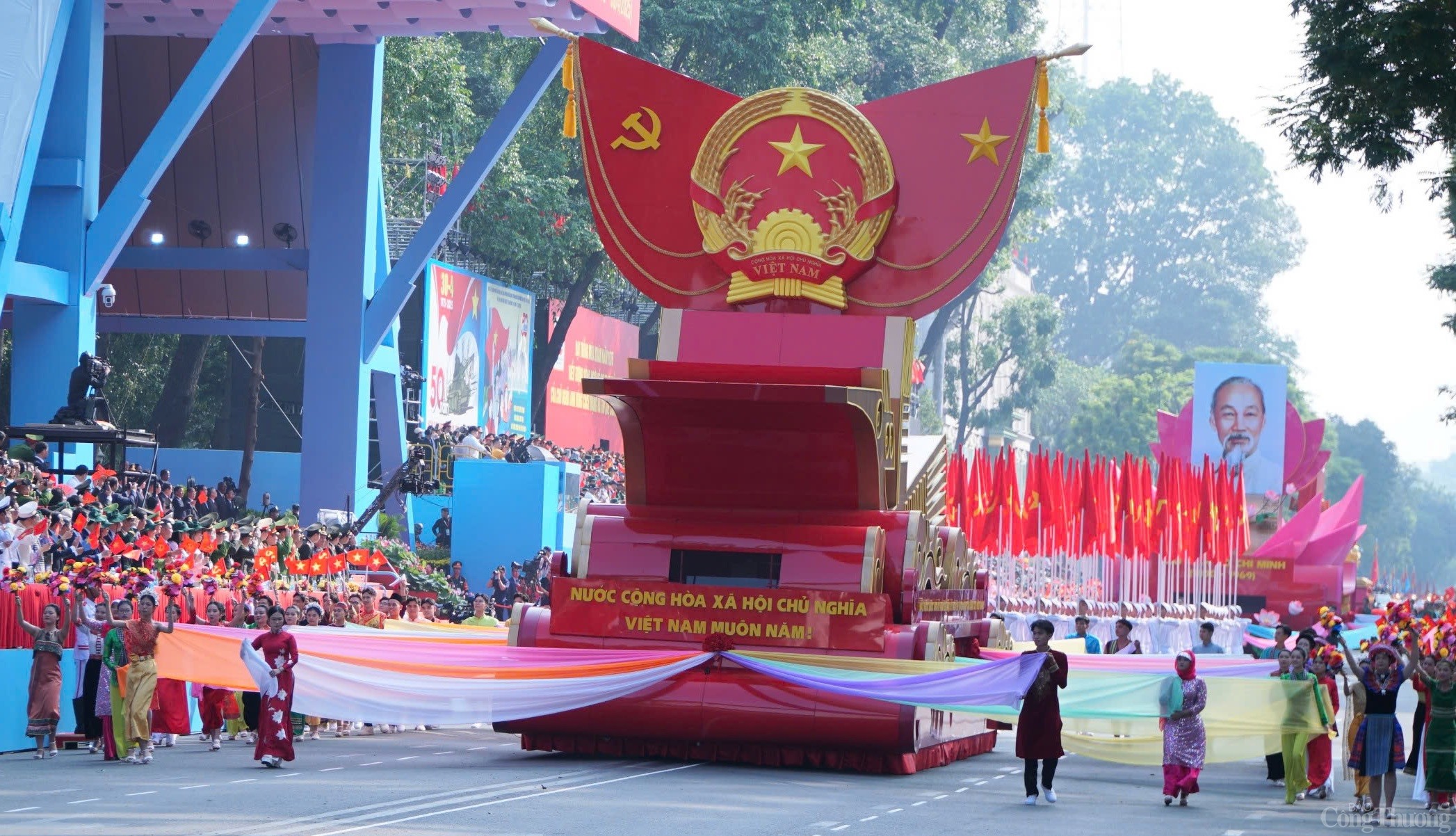 Chùm ảnh: Lễ diễu binh, diễu hành kỷ niệm 50 năm Ngày Giải phóng miền Nam, thống nhất đất nước