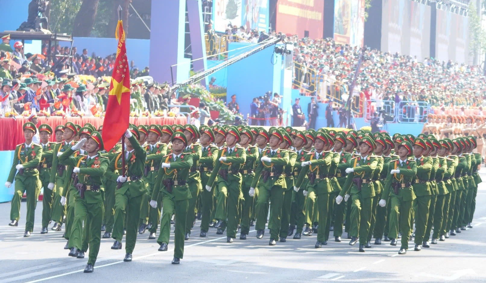Chùm ảnh: Lễ diễu binh, diễu hành kỷ niệm 50 năm Ngày Giải phóng miền Nam, thống nhất đất nước