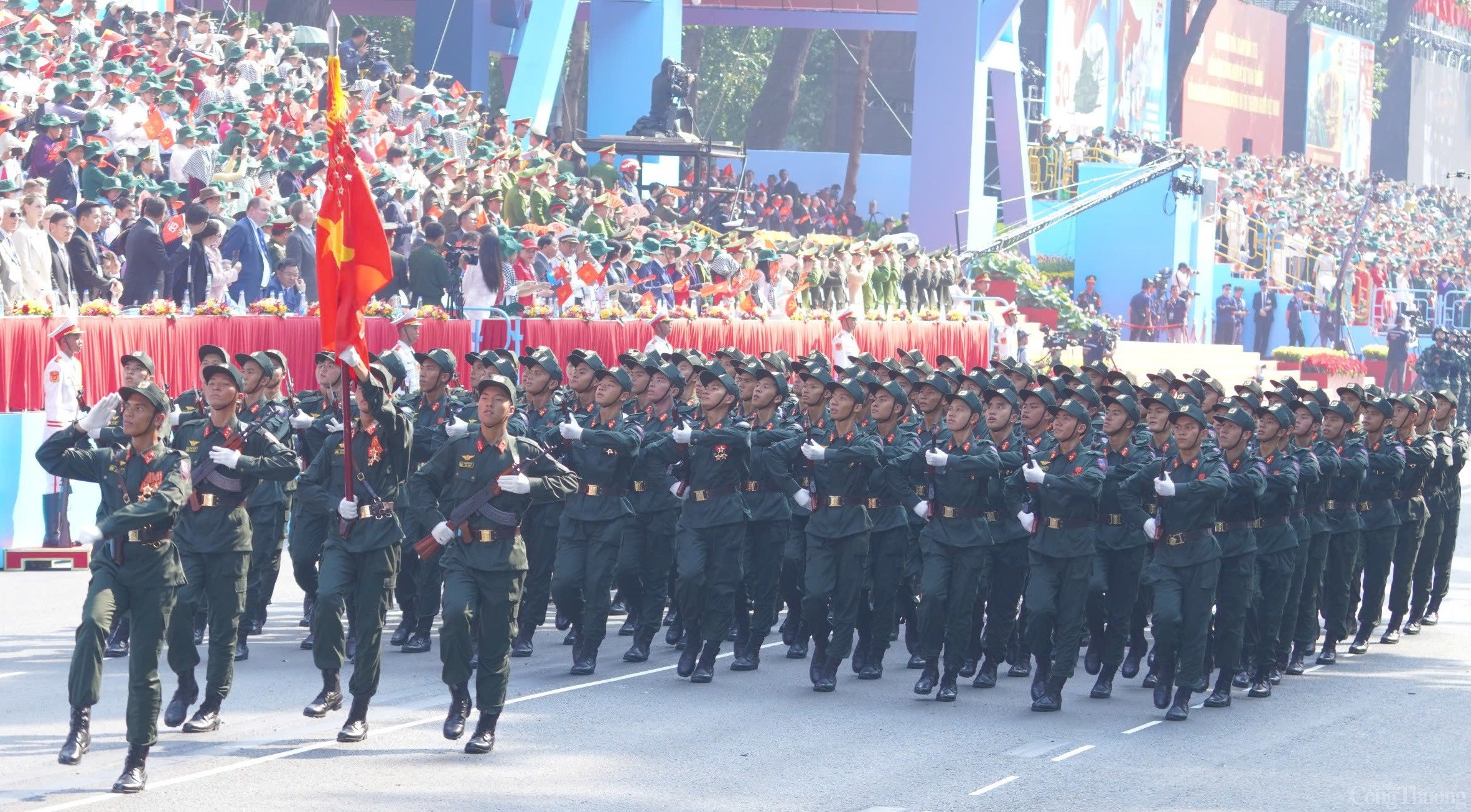 Chùm ảnh: Lễ diễu binh, diễu hành kỷ niệm 50 năm Ngày Giải phóng miền Nam, thống nhất đất nước