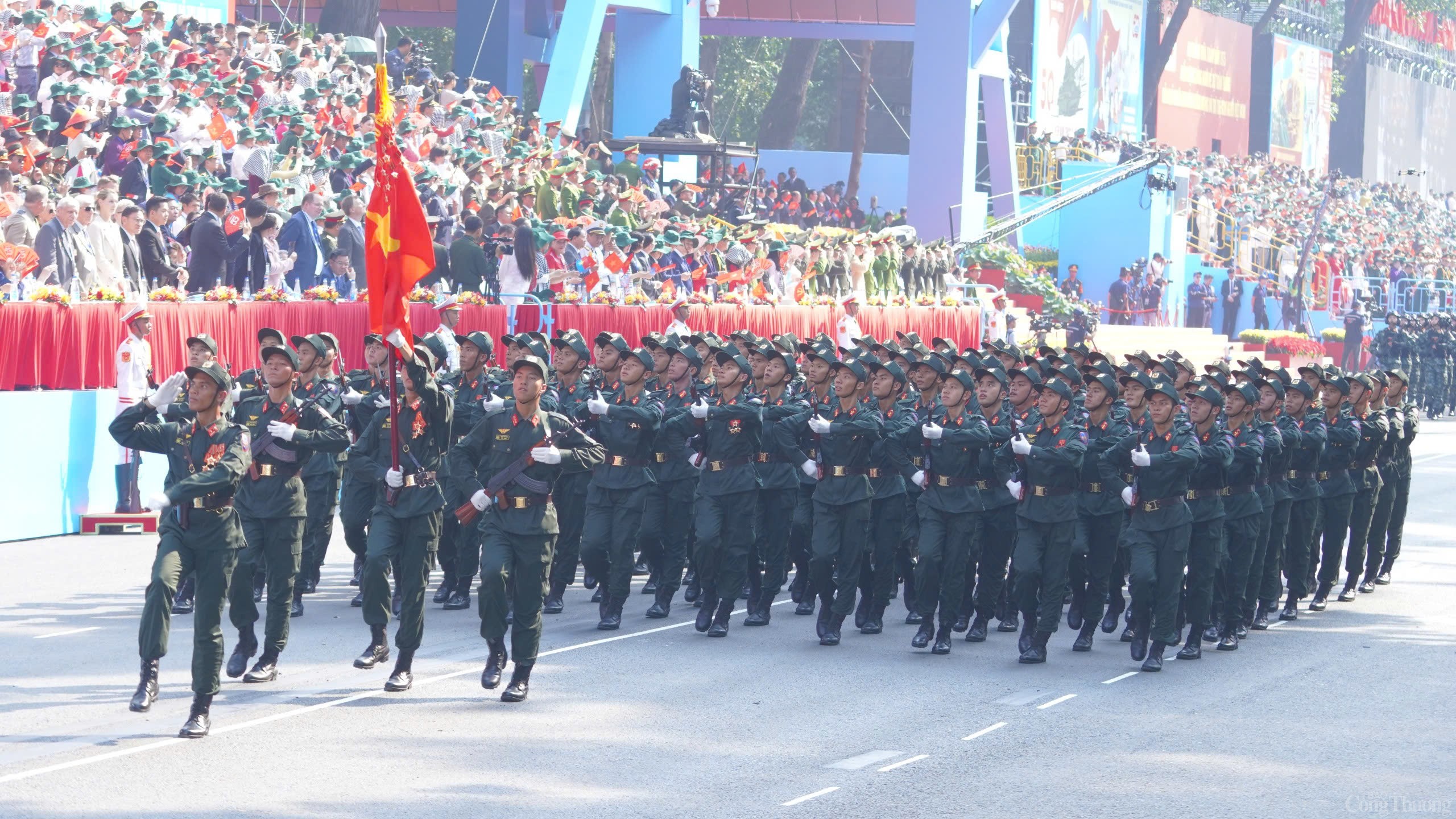 Chùm ảnh: Lễ diễu binh, diễu hành kỷ niệm 50 năm Ngày Giải phóng miền Nam, thống nhất đất nước