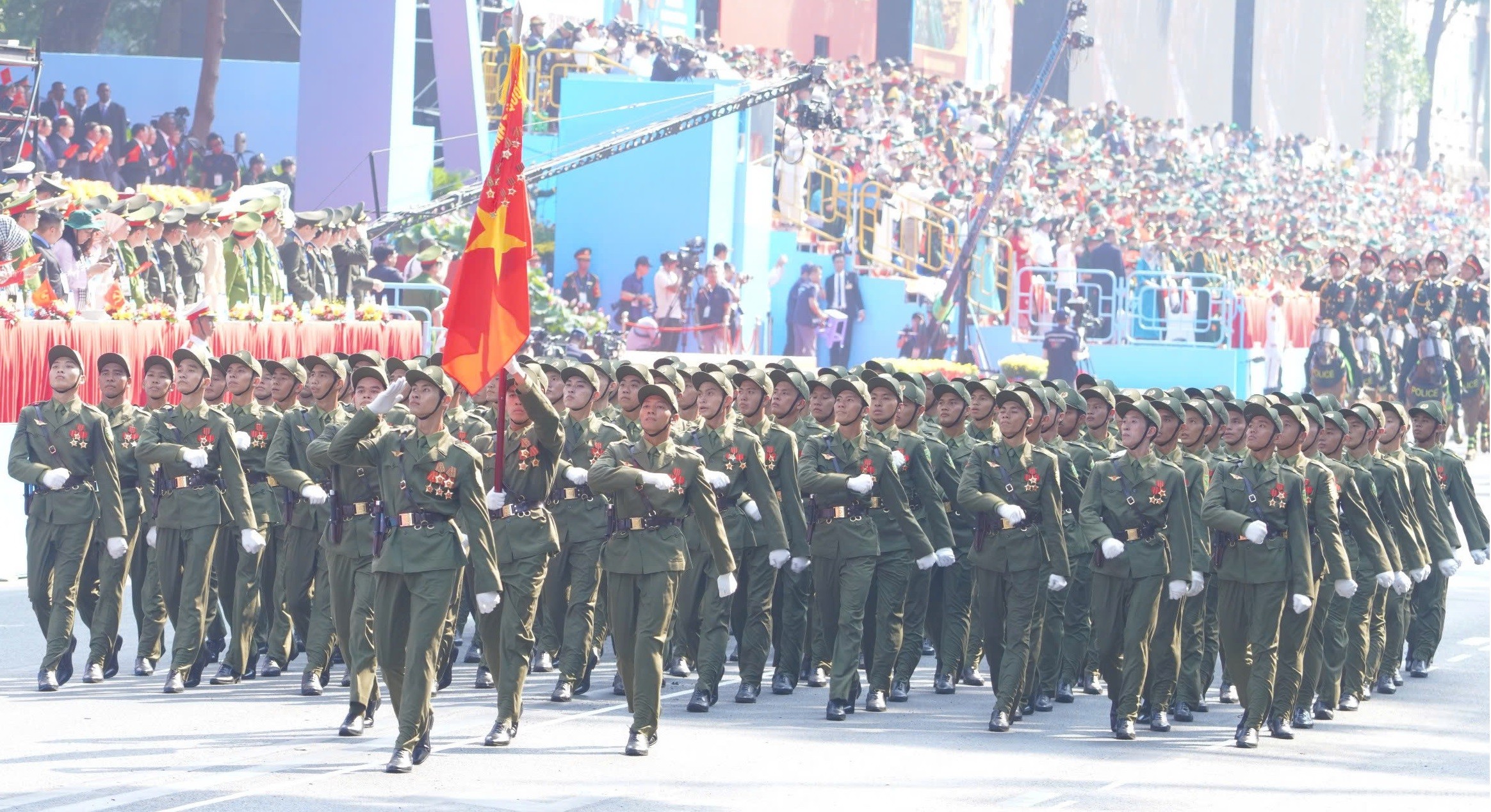 Chùm ảnh: Lễ diễu binh, diễu hành kỷ niệm 50 năm Ngày Giải phóng miền Nam, thống nhất đất nước