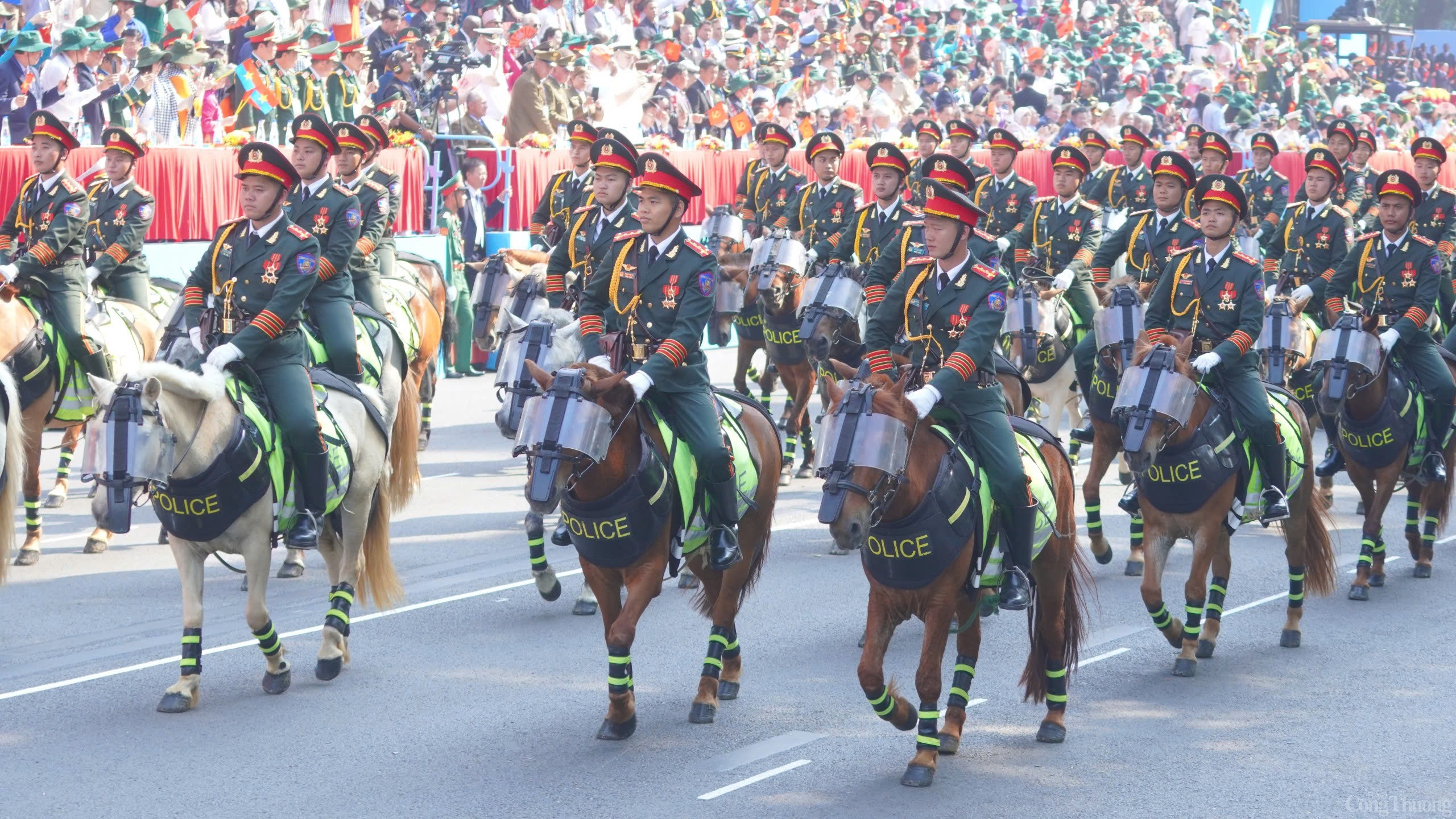 Chùm ảnh: Lễ diễu binh, diễu hành kỷ niệm 50 năm Ngày Giải phóng miền Nam, thống nhất đất nước