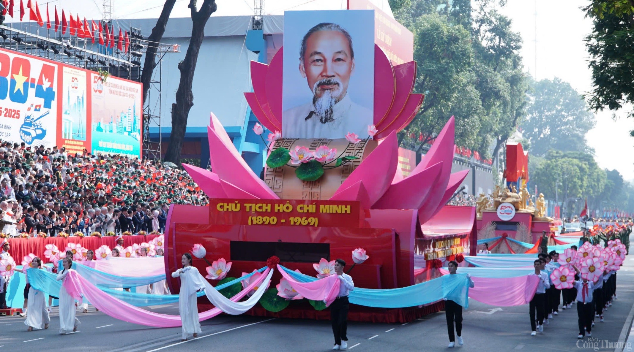 Chùm ảnh: Lễ diễu binh, diễu hành kỷ niệm 50 năm Ngày Giải phóng miền Nam, thống nhất đất nước