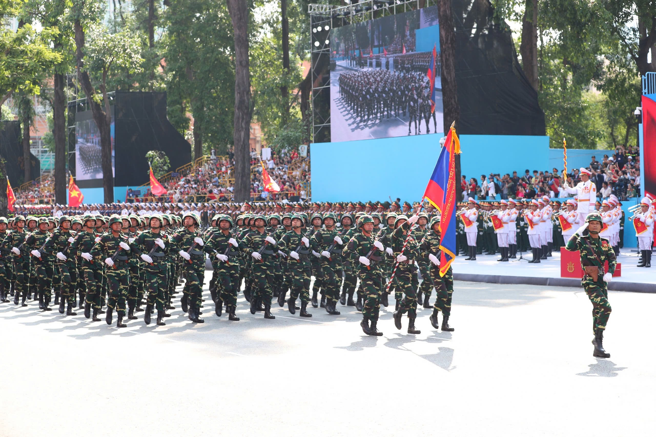 Chùm ảnh: Lễ diễu binh, diễu hành kỷ niệm 50 năm Ngày Giải phóng miền Nam, thống nhất đất nước