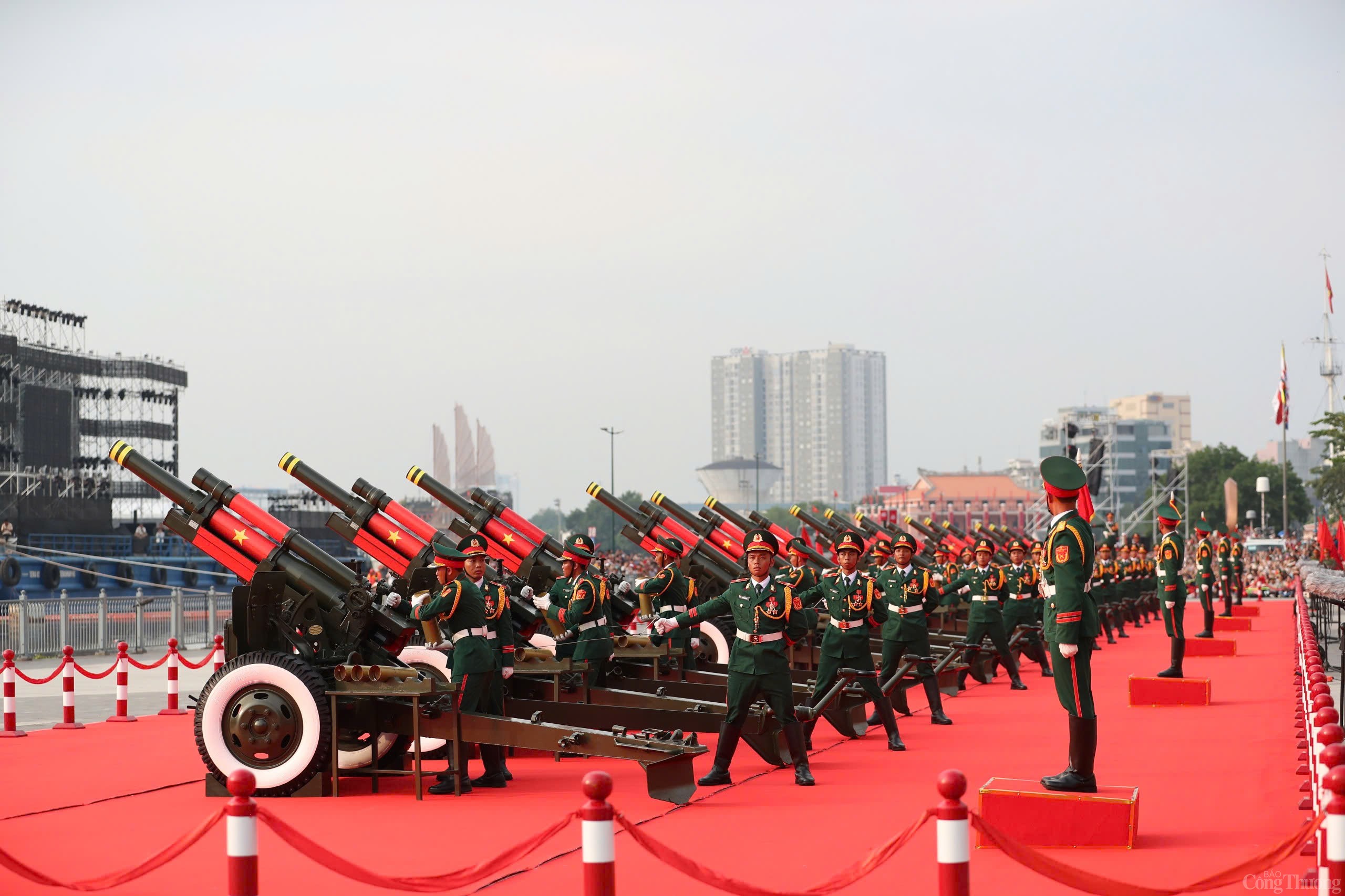 Chùm ảnh: Lễ diễu binh, diễu hành kỷ niệm 50 năm Ngày Giải phóng miền Nam, thống nhất đất nước