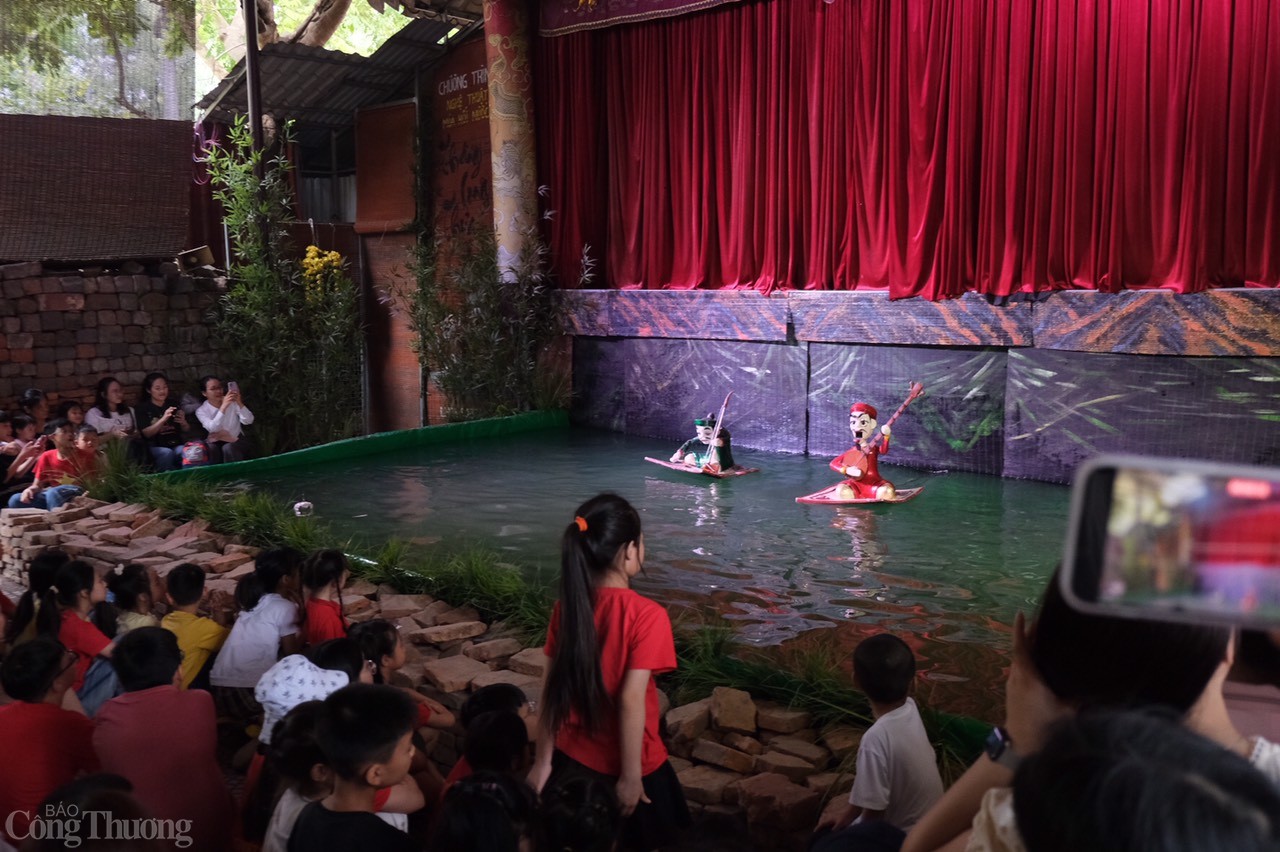 Cùng với đó, chương trình múa rối nước truyền thống được tổ chức trong khuôn viên Hoàng thành Thăng Long dịp lễ này đã mang đến màu sắc nghệ thuật dân gian đặc biệt, tạo sự kết nối giữa lịch sử dân tộc và văn hóa truyền thống. 