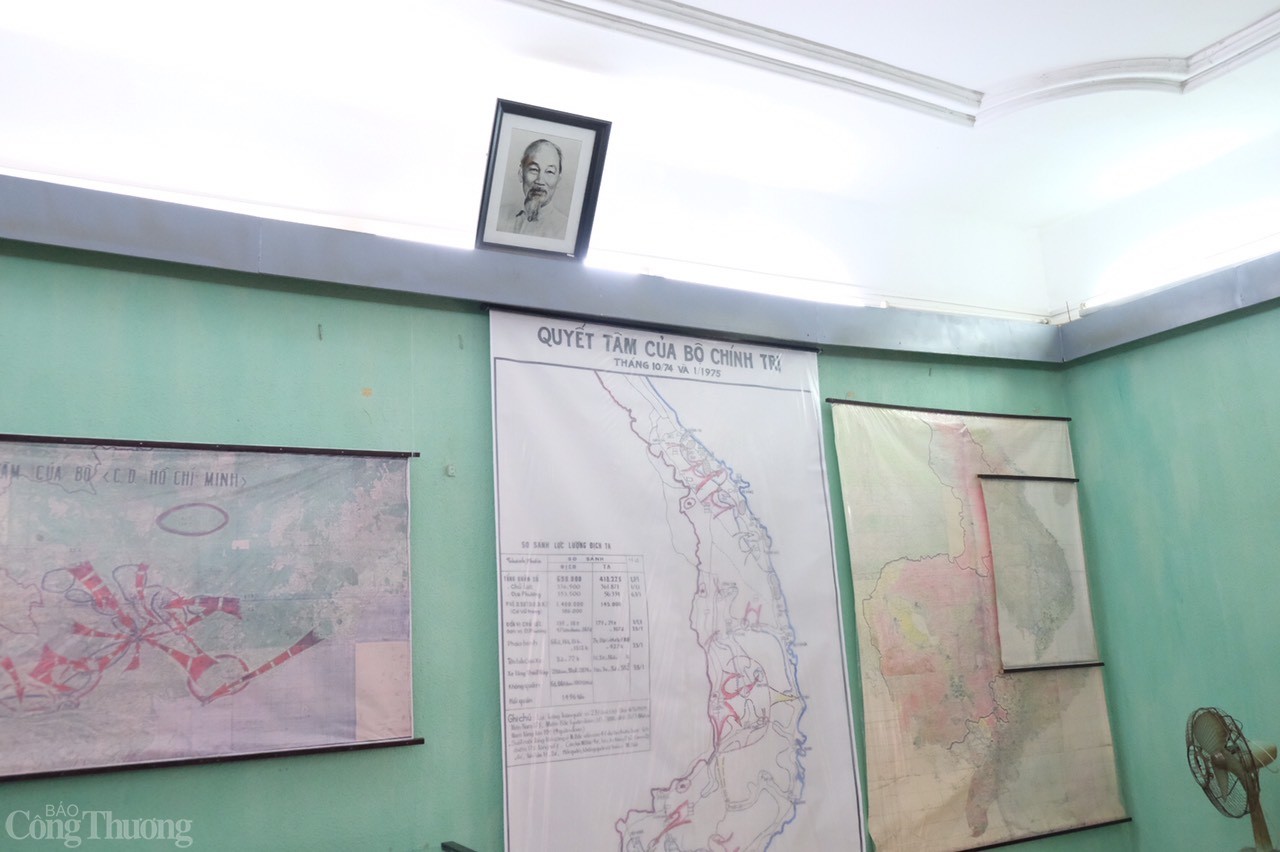 Hệ thống bản đồ tác chiến và quan trọng, giúp các đồng chí lãnh đạo phân tích tình hình chiến trường để đưa ra quyết sách phù hợp. Cơ quan Tác chiến, Cục Tác chiến Bộ Tổng tham mưu, cùng các đồng chí phụ trách các mặt công tác được triệu tập báo cáo tình hình và tham mưu với Bộ Chính trị, Quân ủy Trung ương đề ra chủ trương, quyết định.