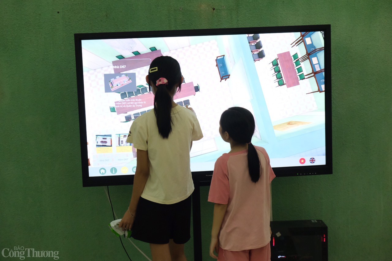 Các em nhỏ thích thú khi khám phá nhà D67 bằng công nghệ mô phỏng 3D.