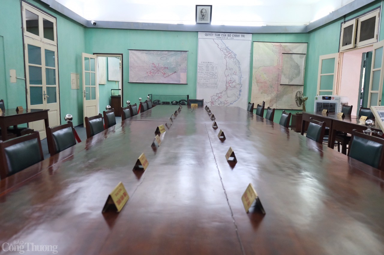 Hiện nay, trên bàn có 24 tấm biển tên đại diện cho 24 đồng chí tham dự Hội nghị Bộ Chính trị mở rộng tháng 12 năm 1974 – tháng 1 năm 1975.