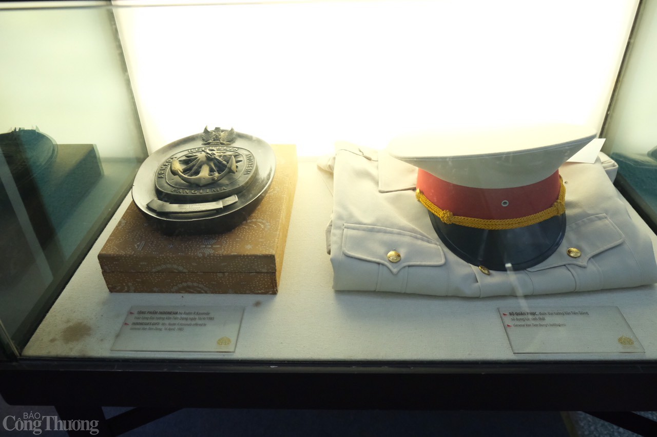 Bộ quân phục được Đại tướng Văn Tiến Dũng sử dụng lúc sinh thời. 