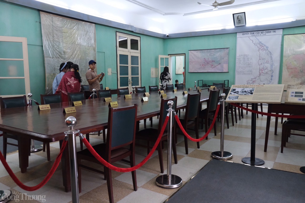 Đây là nơi diễn ra nhiều hội nghị mở rộng của Bộ Chính trị và Quân ủy Trung ương, nơi ra những quyết sách chiến lược cách mạng giải phóng miền Nam (1968–1975). Đặc biệt, tại căn phòng này, từ 18/12/1974 – 08/01/1975, Bộ Chính trị đã họp, bàn và đề ra kế hoạch giải phóng miền Nam trong hai năm 1975-1976, và nhấn mạnh nếu thời cơ đến vào đầu hoặc cuối năm 1975 thì lập tức giải phóng miền nam trong năm 1975.  