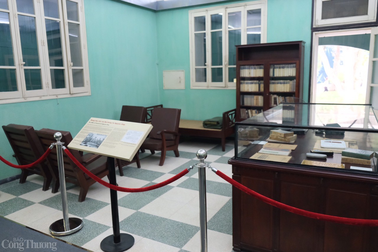 Đại tướng Võ Nguyên Giáp làm việc ở đây từ tháng 11/1968 đến năm 1980. Căn phòng nằm phía Đông nhà D67, rộng 35m², có lối thông sang phòng họp lớn của Bộ Chính trị và Quân ủy Trung ương. Trong thời khắc lịch sử, khoảng thời gian từ 26 - 30/4/1975, Đại tướng luôn có mặt tại phòng làm việc, theo dõi, chỉ đạo chiến dịch. 12h25’ ngày 30/4/1975, Đại tướng đã gọi điện trực tiếp cho Trưởng ban Tuyên huấn, yêu cầu loan báo tin chiến thắng cho toàn thể nhân dân cả nước.