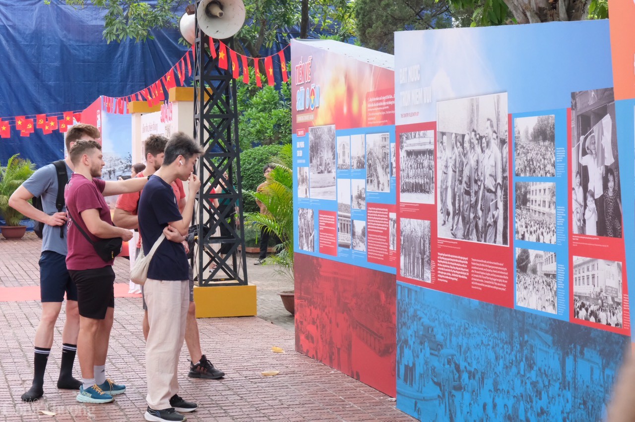 Bên ngoài tòa nhà D67, triển lãm “Con đường thống nhất” nhân kỷ niệm 50 năm ngày Giải phóng Miền Nam, thống nhất đất nước (30/4/1975-30/4/2025) được trưng bày hơn 200 tài liệu, hình ảnh quý giá, giới thiệu tới công chúng 3 chủ đề trọng tâm: “Quyết định chiến lược của Tổng hành dinh”, “Một ngày bằng 20 năm” và “Tiến về Sài Gòn”. Triển lãm thu hút được nhiều du khách tới tham quan, tìm hiểu.