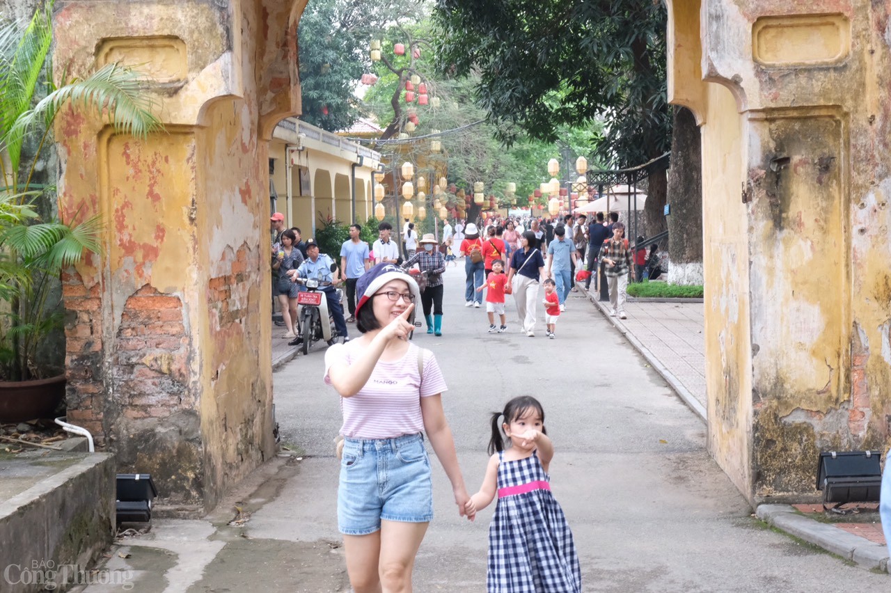 Sáng 30/4/2025, khu di tích Hoàng thành Thăng Long đón hàng nghìn lượt du khách trong và ngoài nước về dâng hương, tham quan và tưởng niệm nhân dịp tròn 50 năm Ngày Giải phóng miền Nam, thống nhất đất nước. 