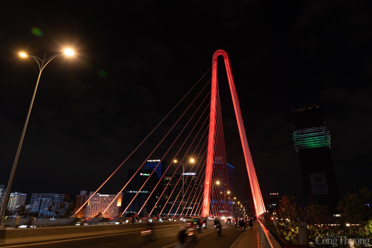 TP. Hồ Chí Minh: Cầu Ba Son lung linh trong dịp lễ 30/4